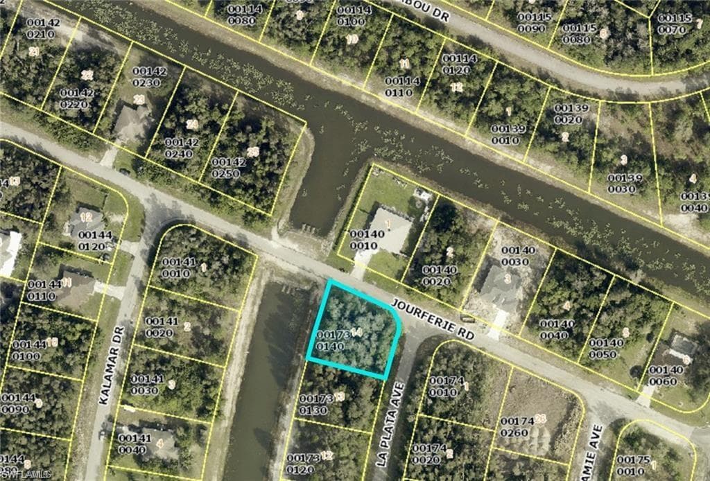 710 La Plata AVE LEHIGH ACRES, FL 33974