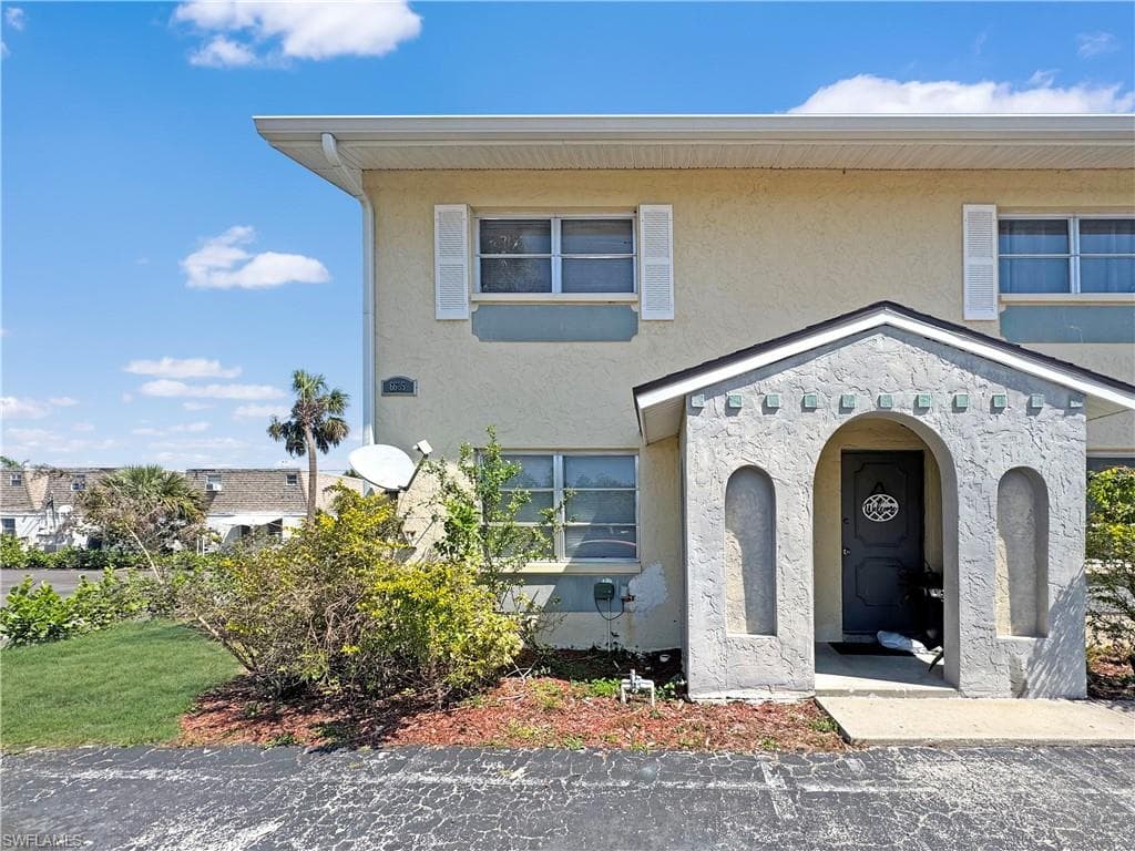 6635 Warwick CIR 5 FORT MYERS, FL 33919