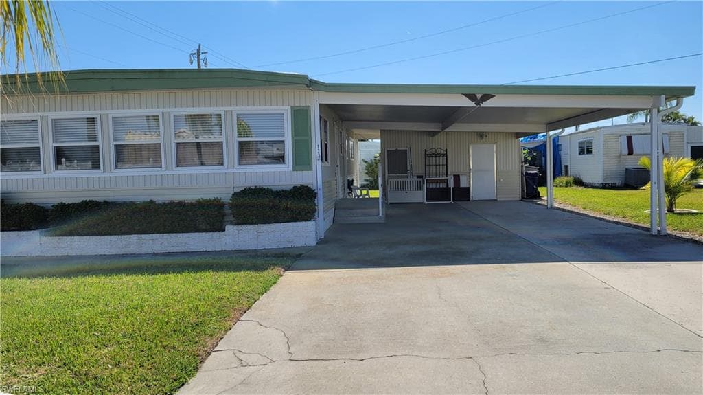 123 Sun CIR FORT MYERS, FL 33905