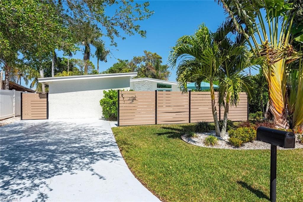 1971 HOLIDAY LN NAPLES, FL 34104