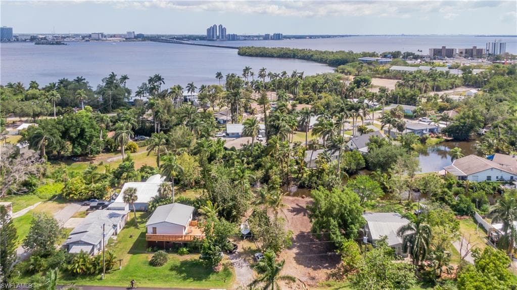 67 Oak ST NORTH FORT MYERS, FL 33903