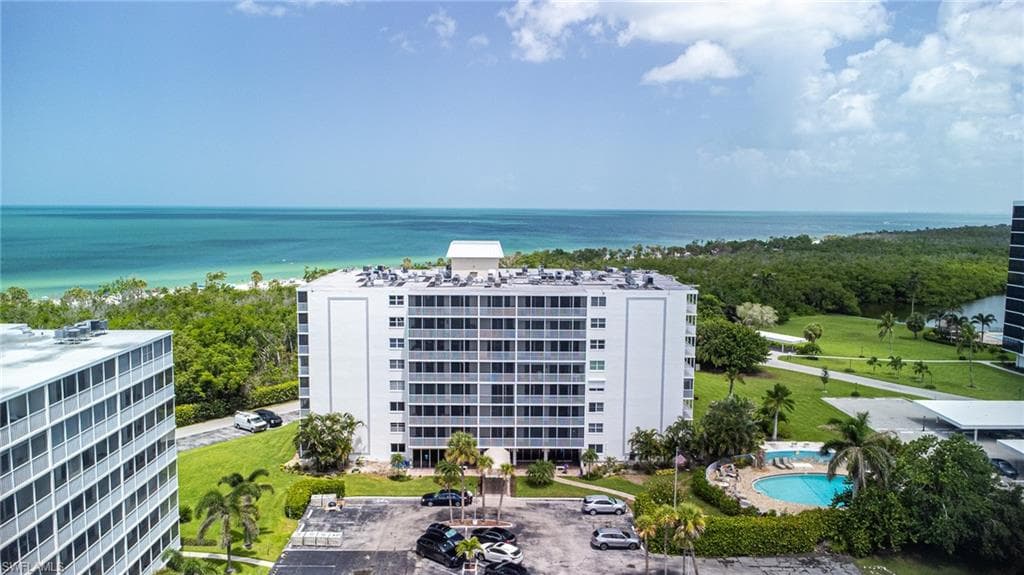 5 Bluebill AVE 105 NAPLES, FL 34108