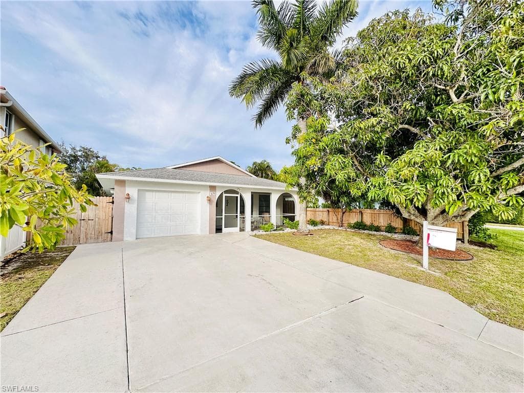 671 94th AVE N NAPLES, FL 34108