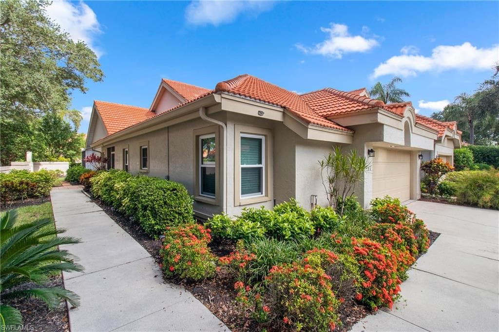 181 Napa Ridge RD E 35 NAPLES, FL 34119