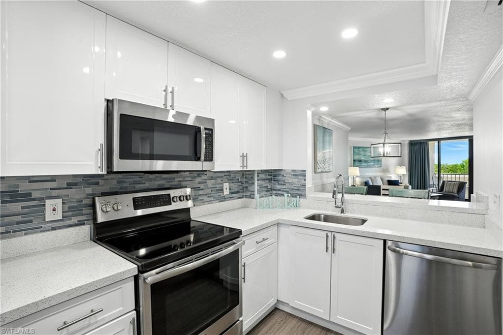 440 Seaview CT 201 MARCO ISLAND, FL 34145