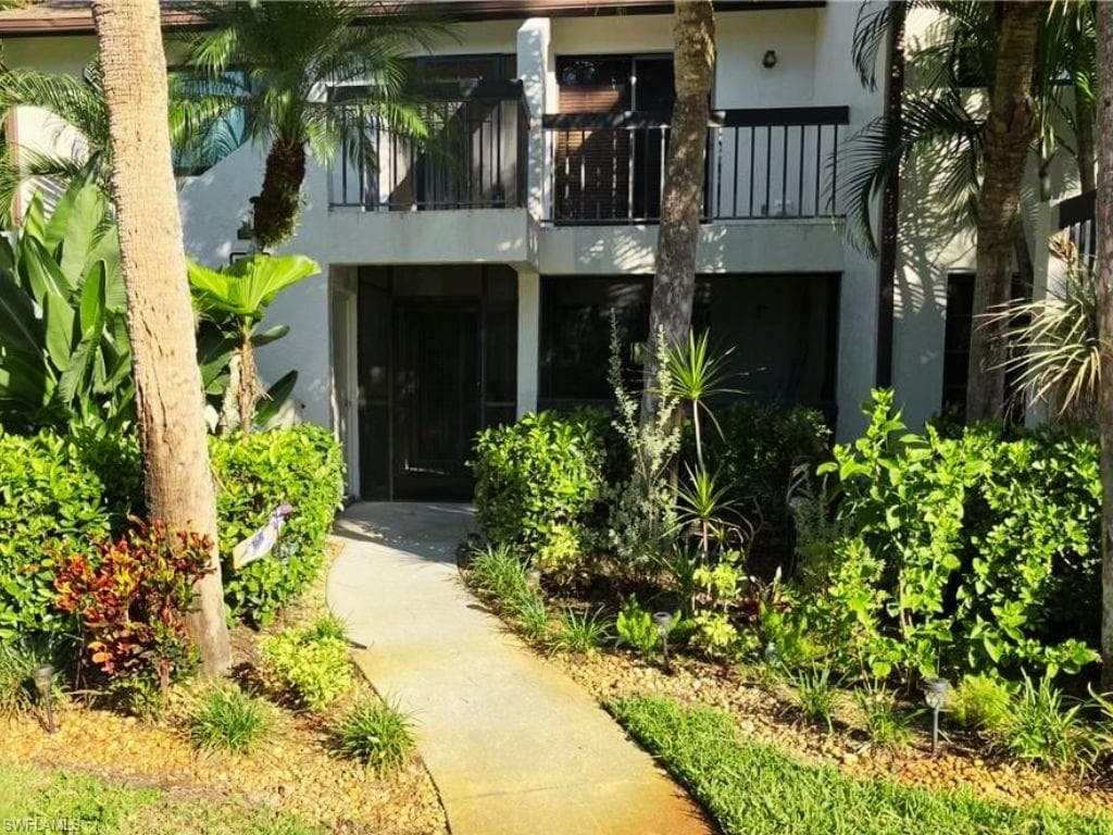 1826 Kings Lake BLVD 101 NAPLES, FL 34112