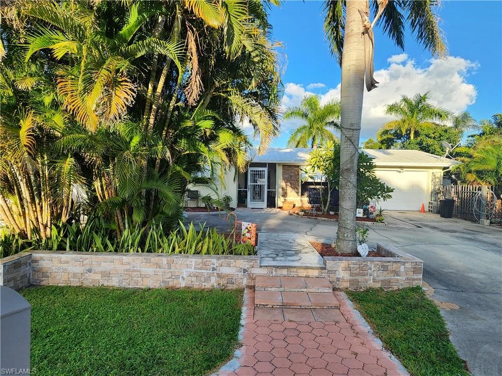 1370 Harbor View DR NORTH FORT MYERS, FL 33917
