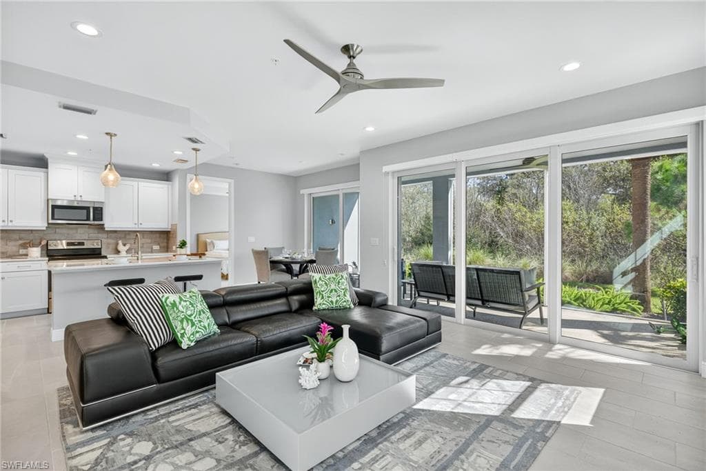 2554 SEYCHELLES DR 904 NAPLES, FL 34112