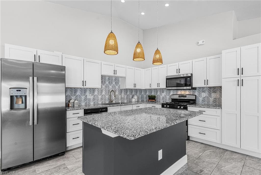 175 VILLAGE CIR 32 LABELLE, FL 33935