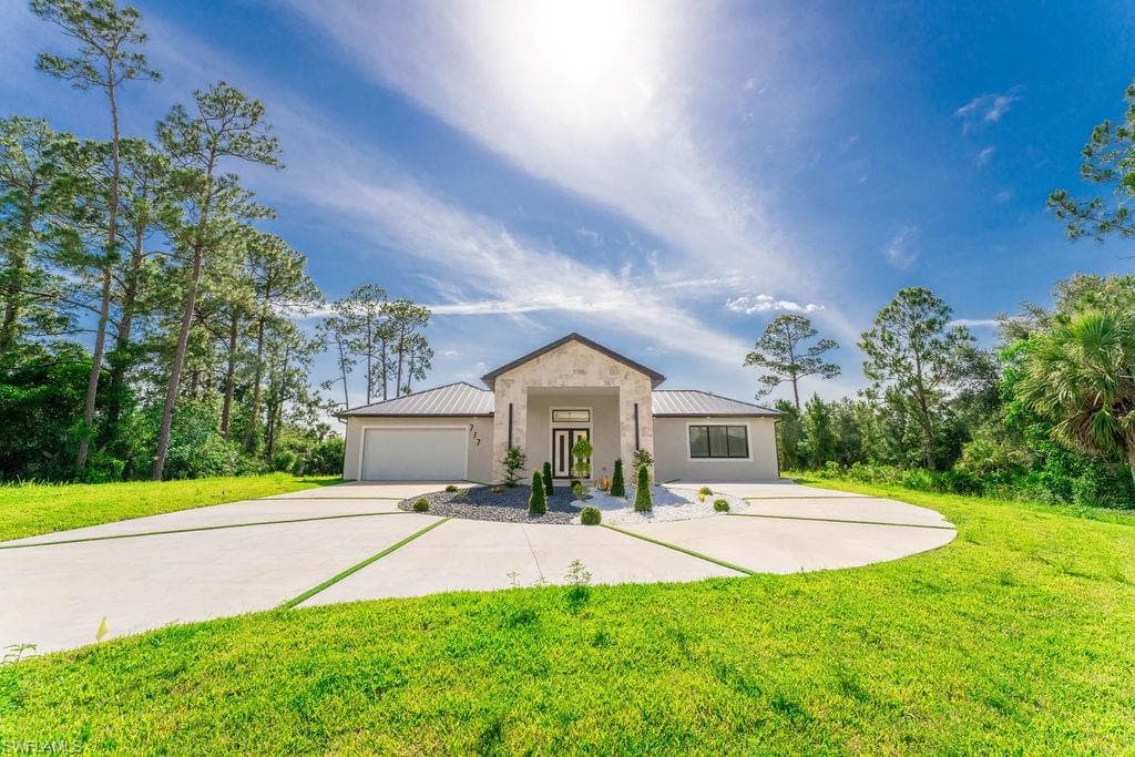 717 Calvin AVE LEHIGH ACRES, FL 33972