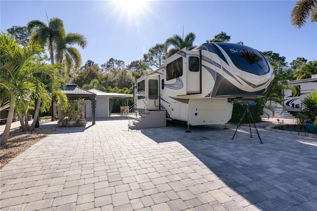 5846 Burrwood CT E FORT MYERS, FL 33905