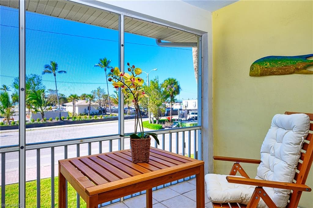 1550 Gulf Shore BLVD N W4 NAPLES, FL 34102