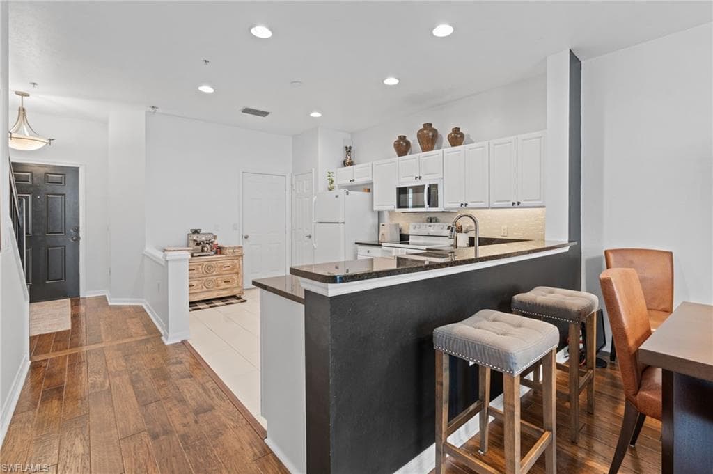 941 Hampton CIR 109 NAPLES, FL 34105