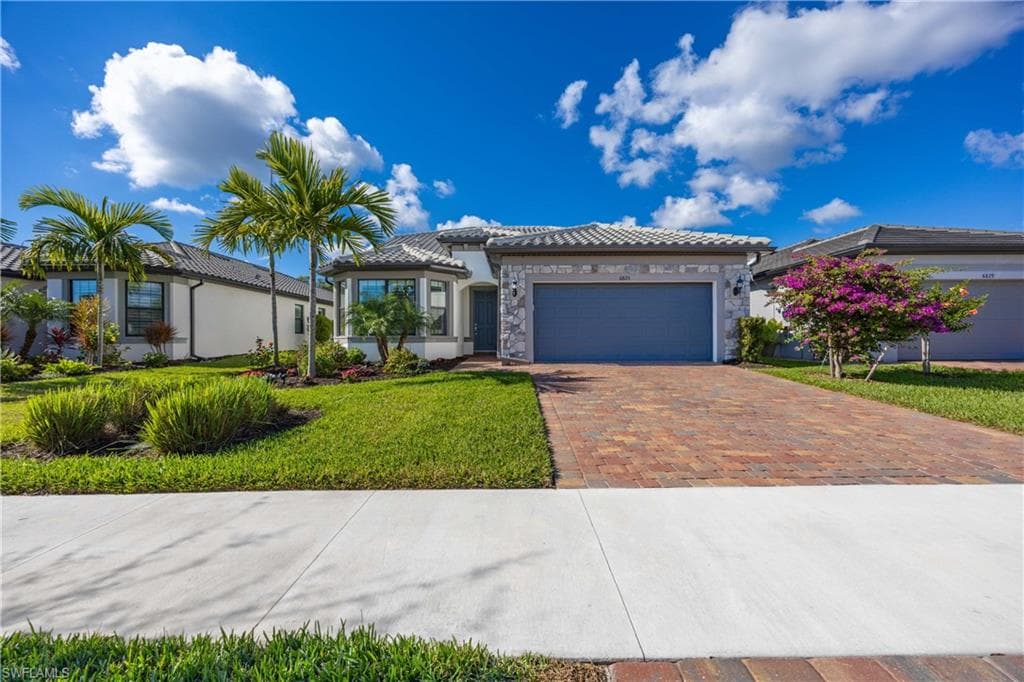 6825 Greenbriar CT NAPLES, FL 34114