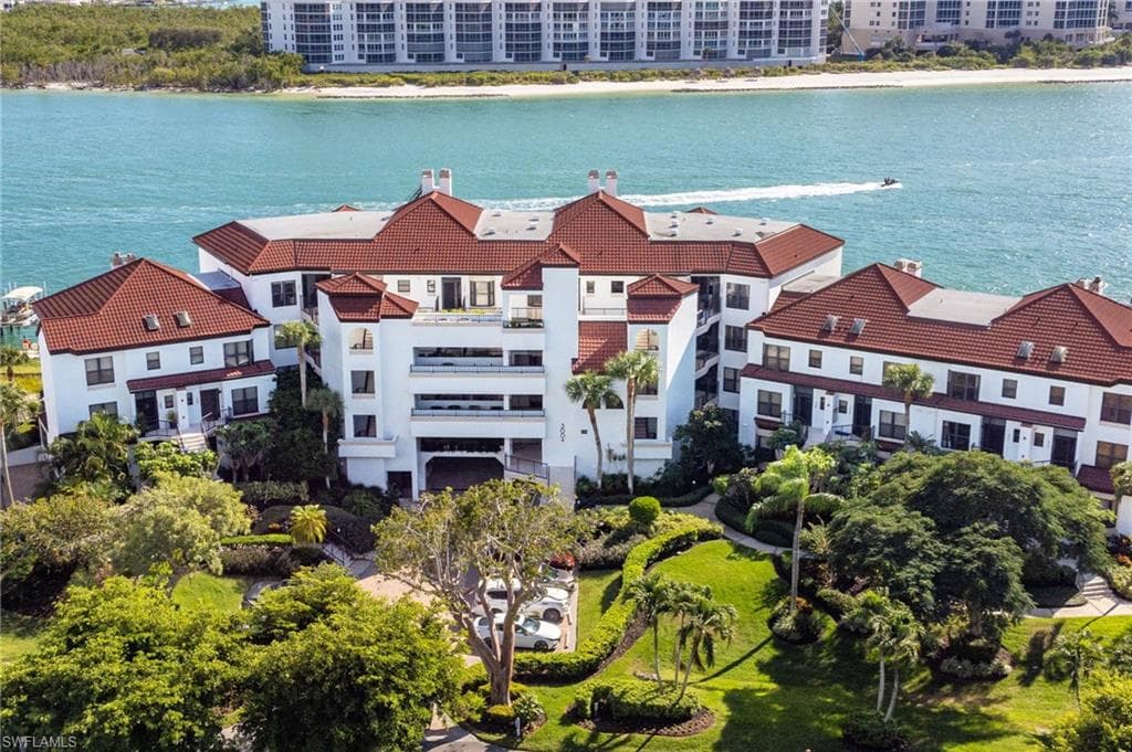 305 La Peninsula BLVD 305 NAPLES, FL 34113