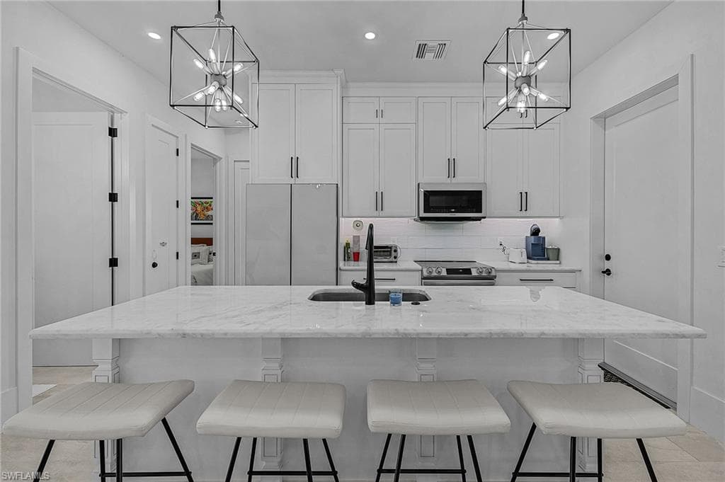 2499 Pine ST NAPLES, FL 34112