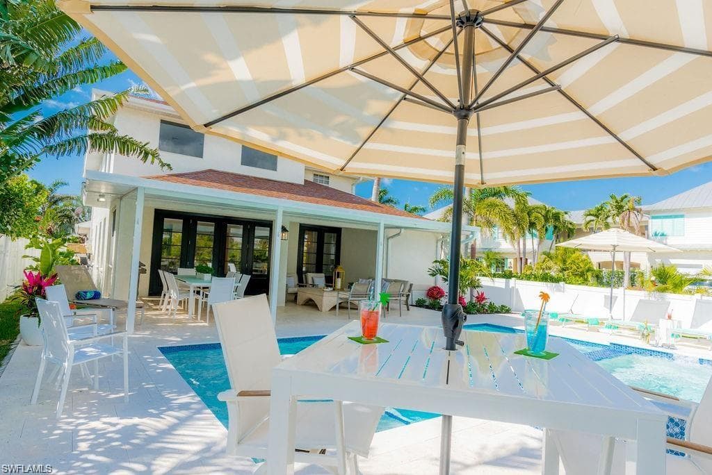 10082 VANDERBILT DR NAPLES, FL 34108