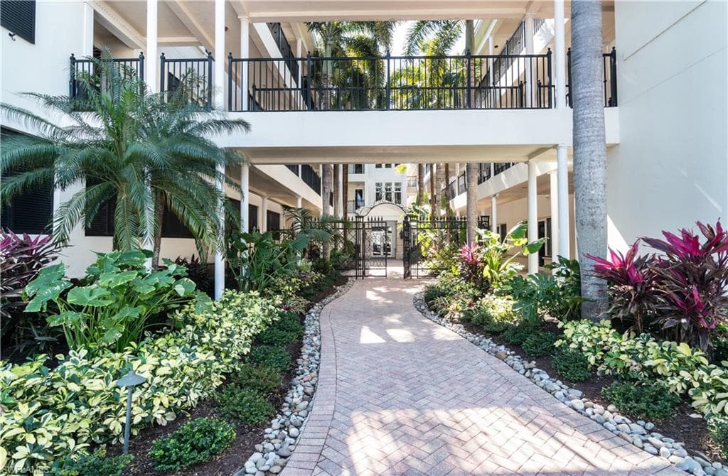 1400 Gulf Shore BLVD N 307 NAPLES, FL 34102