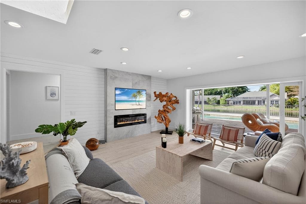 2341 MAYFIELD CT 8 NAPLES, FL 34105
