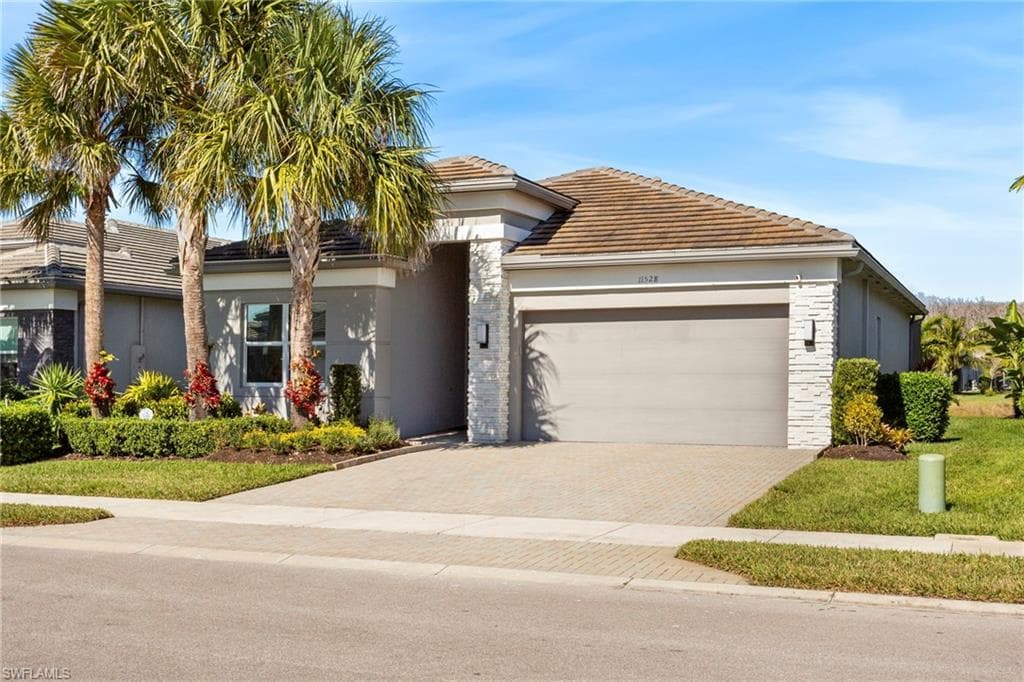 11528 Jacaranda DR NAPLES, FL 34120