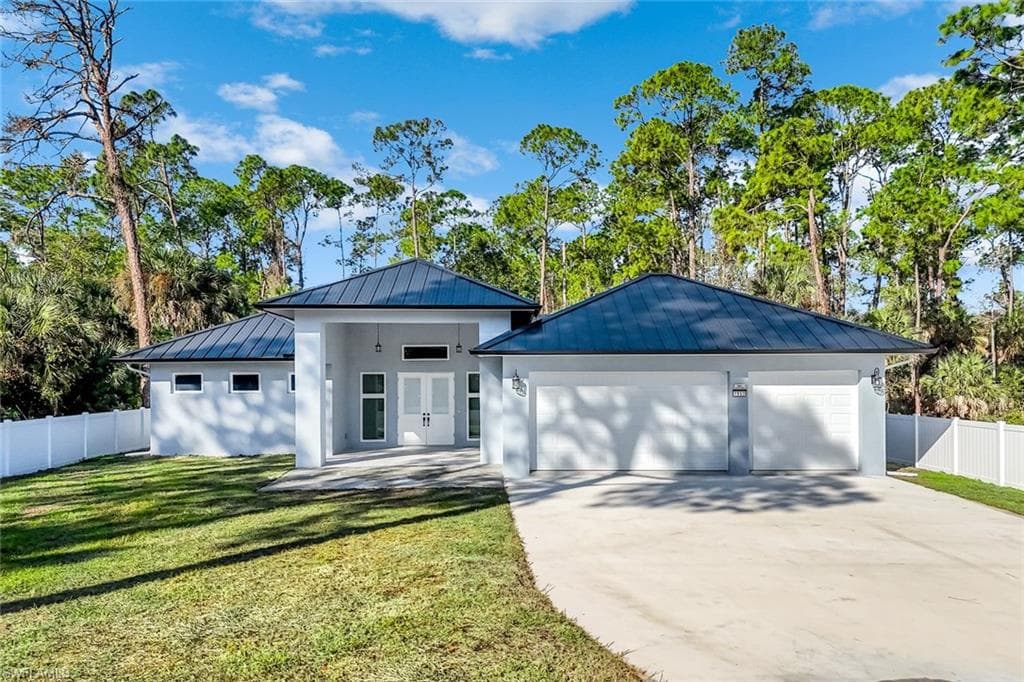 1853 Della DR NAPLES, FL 34117