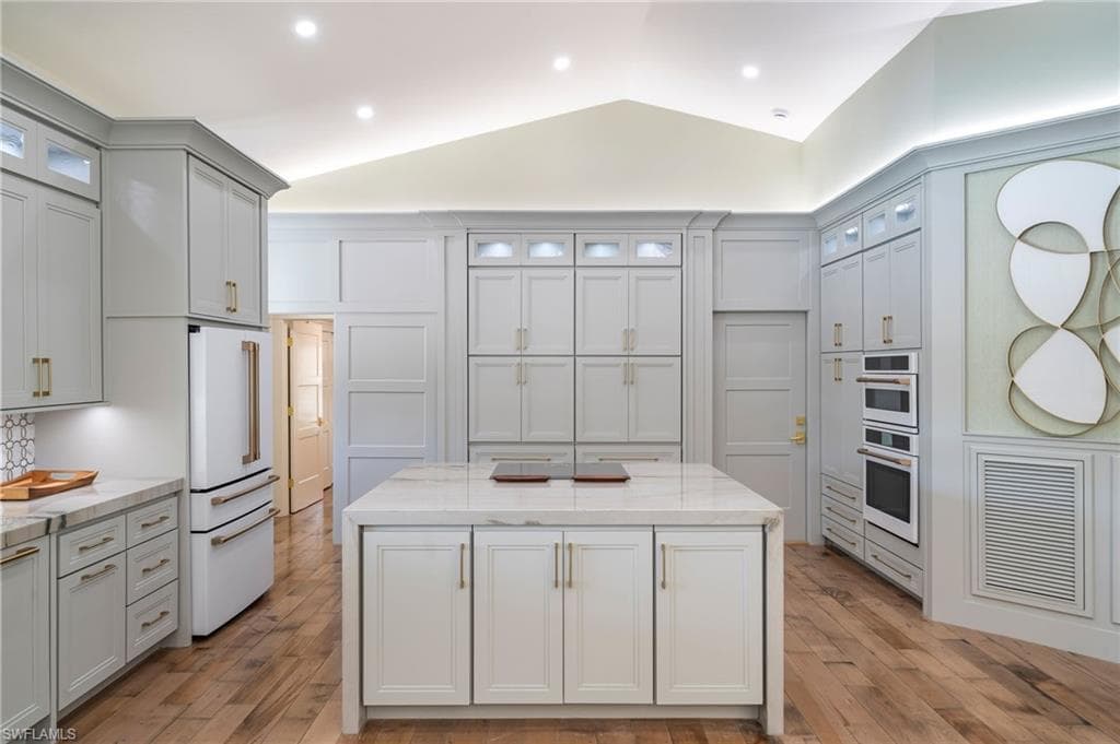 805 Lake Vista CT NAPLES, FL 34108