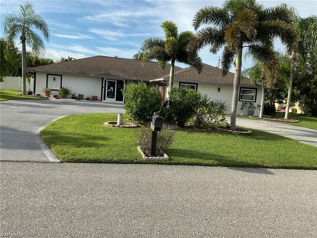 320 SE 28th TER CAPE CORAL, FL 33904