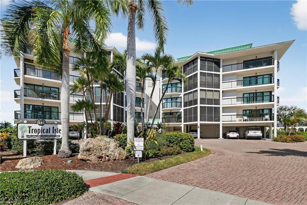 845 Collier CT 302 MARCO ISLAND, FL 34145