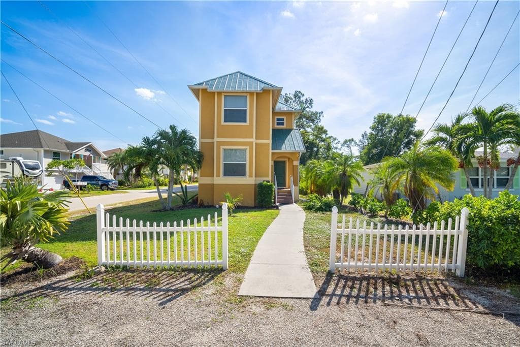 4011 Tarpon AVE BONITA SPRINGS, FL 34134