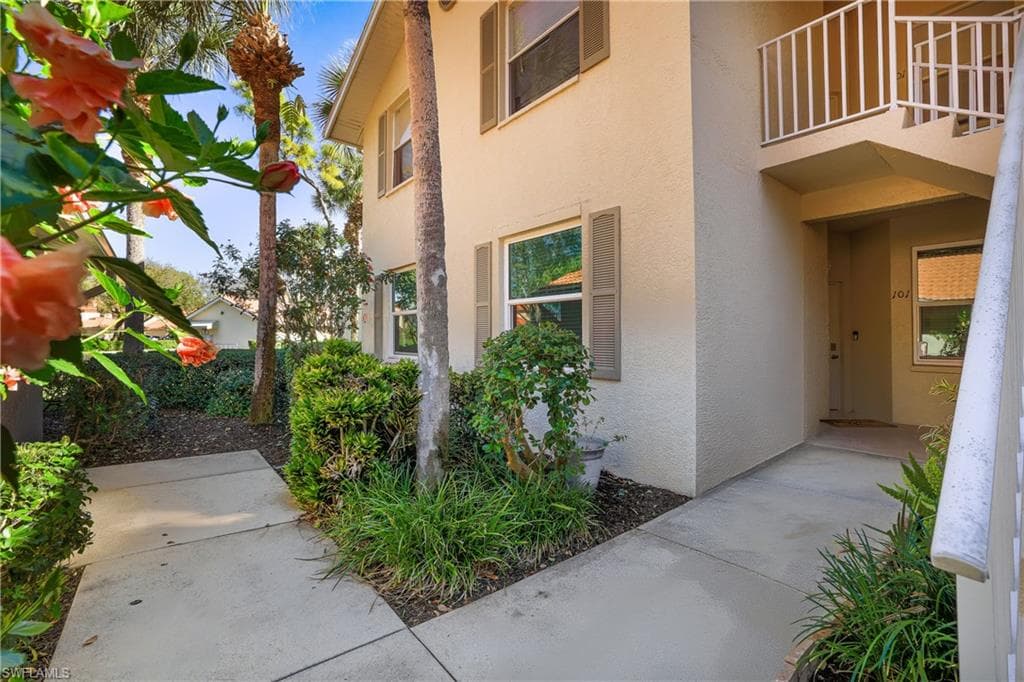 305 Robin Hood CIR 101 NAPLES, FL 34104
