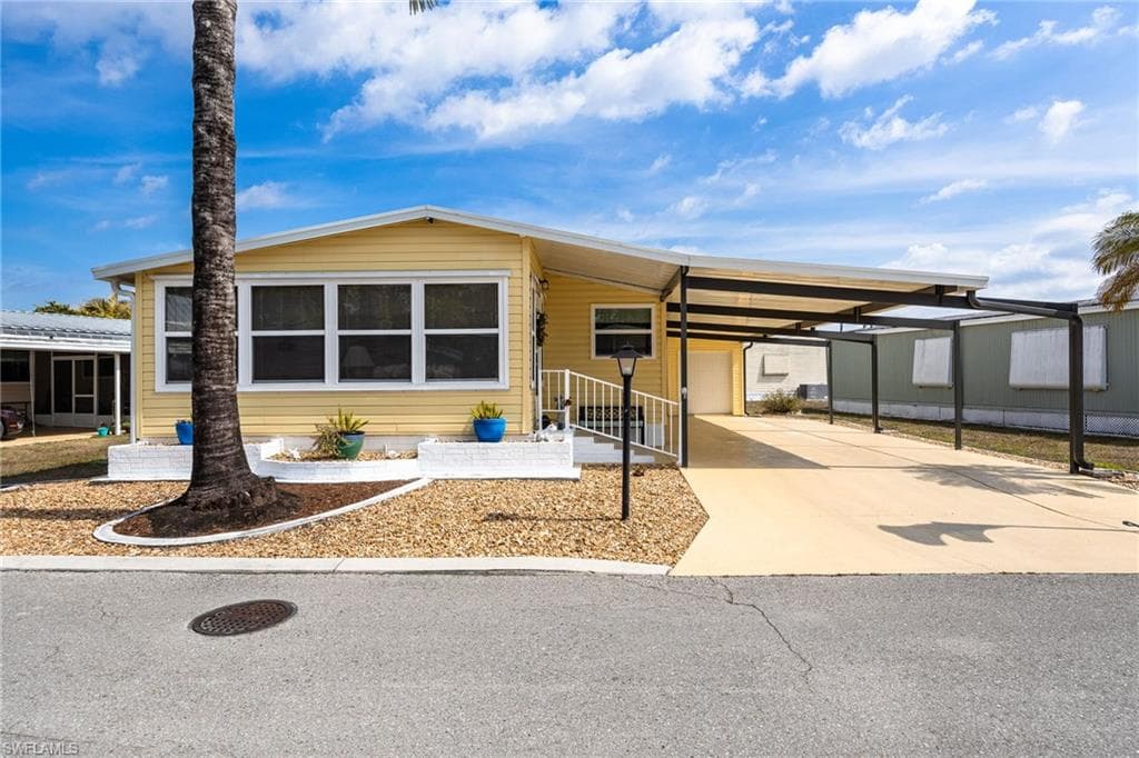 447 Snead DR NORTH FORT MYERS, FL 33903