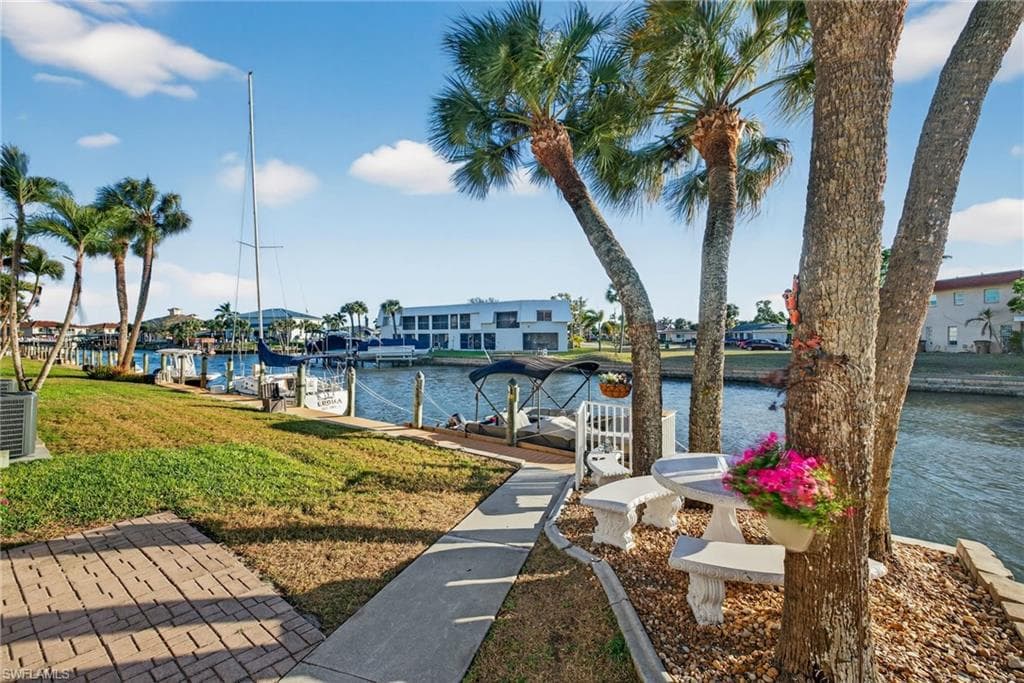 708 Victoria DR 212 CAPE CORAL, FL 33904