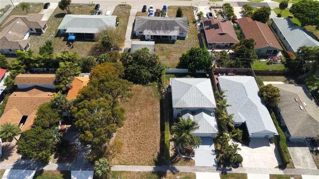 686 111th AVE N NAPLES, FL 34108