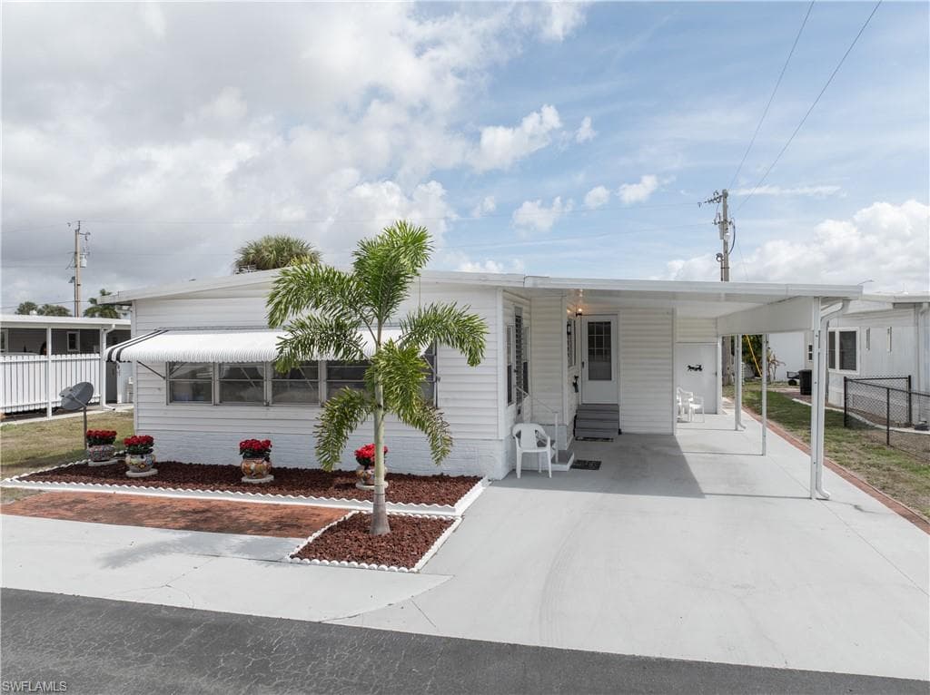 203 Harvest LN NORTH FORT MYERS, FL 33917
