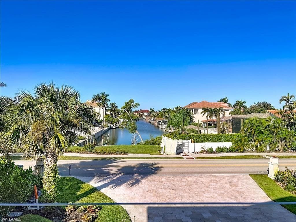 10242 Vanderbilt DR NAPLES, FL 34108