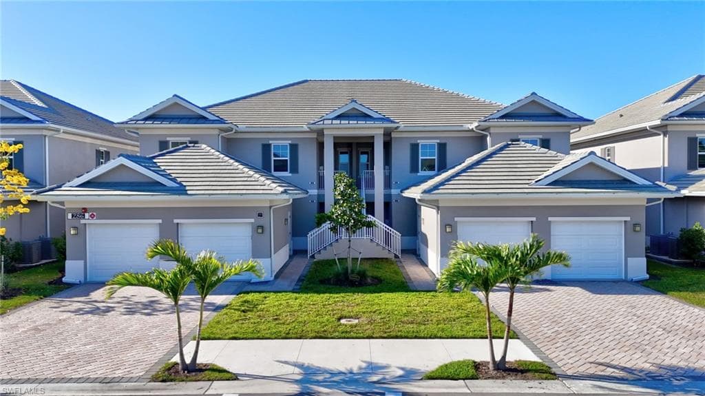 286 Indies DR E 202 NAPLES, FL 34114