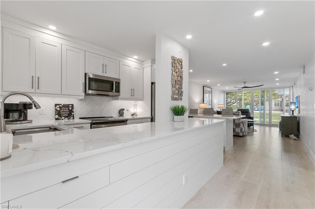 664 Broad AVE S J664 NAPLES, FL 34102