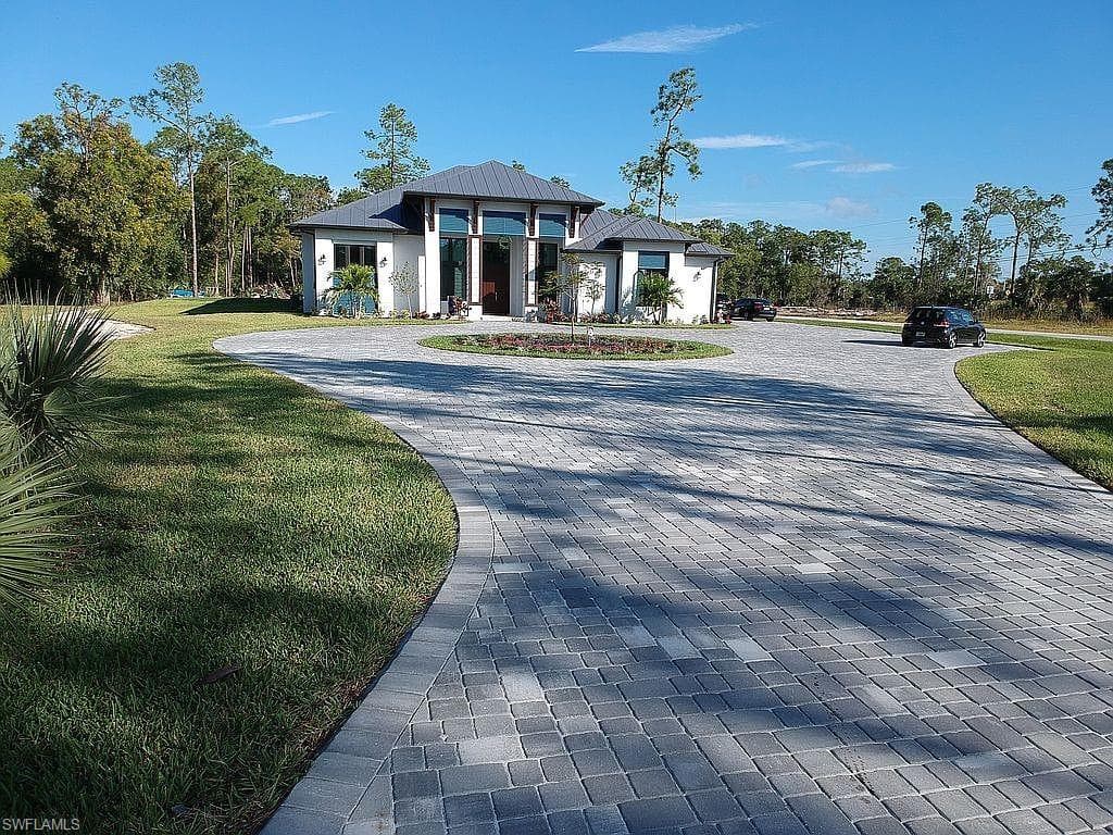 6423 Livingston Woods LN NAPLES, FL 34109