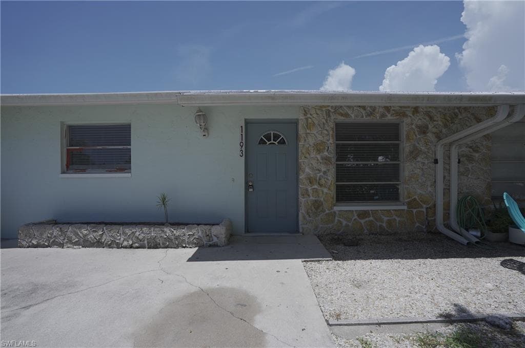 1195 Alhambra CIR NAPLES, FL 34103