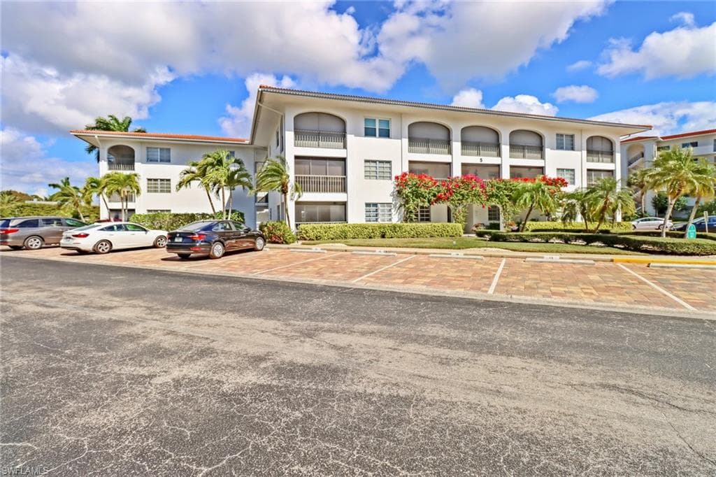 9 High Point CIR N 102 NAPLES, FL 34103