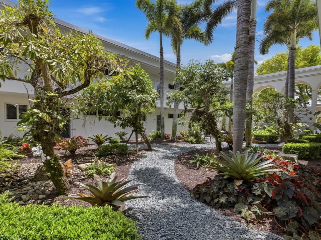211 3rd AVE S 211 NAPLES, FL 34102