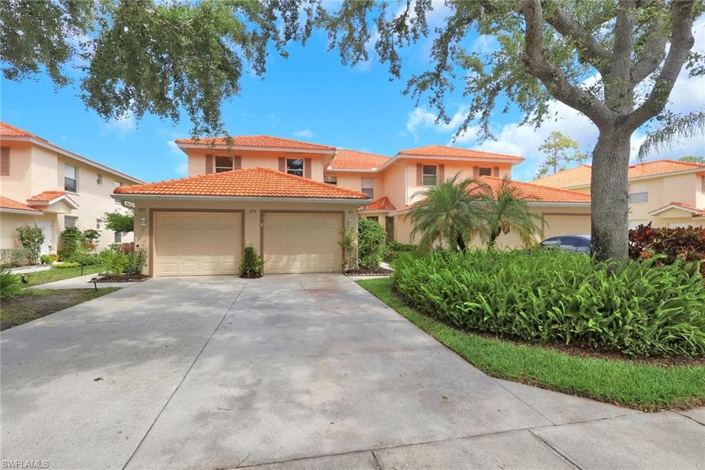 320 Robin Hood CIR 101 NAPLES, FL 34104