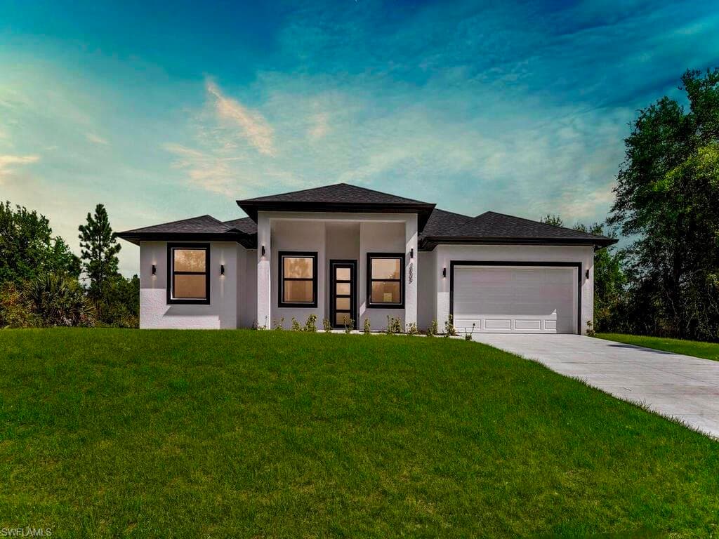 3805 E 8th ST LEHIGH ACRES, FL 33972