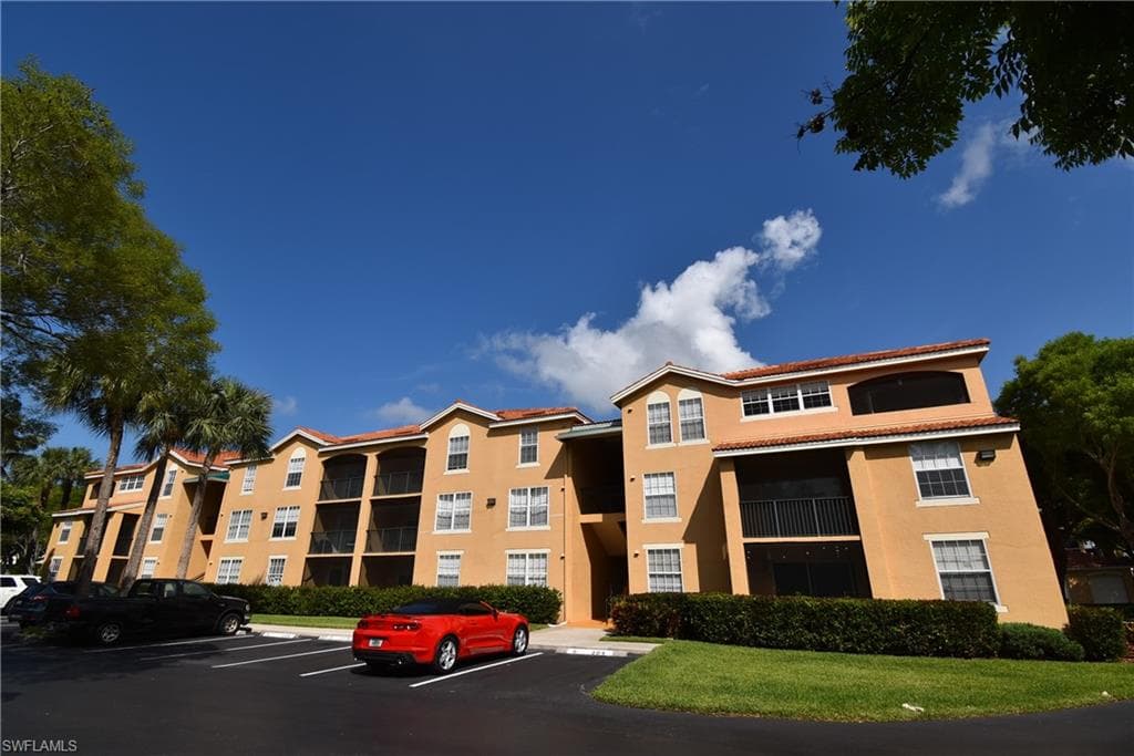 8735 River Homes LN 6-302 BONITA SPRINGS, FL 34135