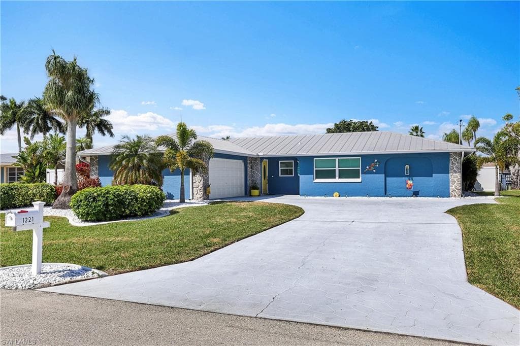1221 SE 43rd TER CAPE CORAL, FL 33904