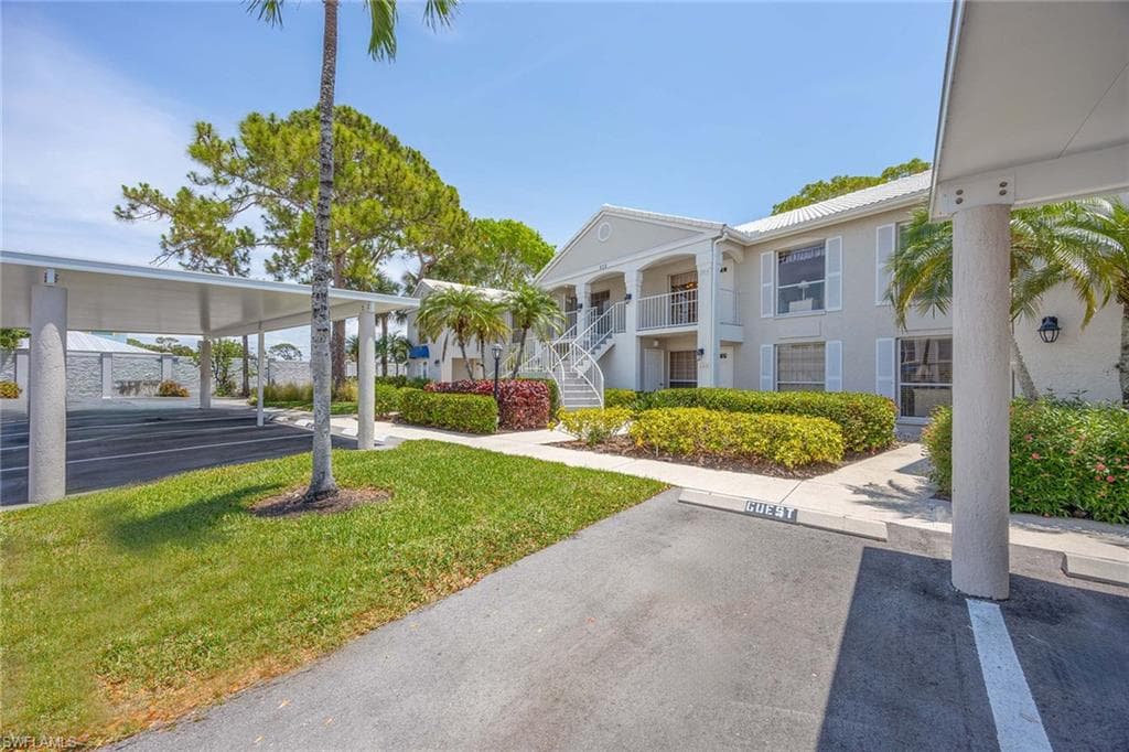 822 Gulf Pavillion DR 202 NAPLES, FL 34108