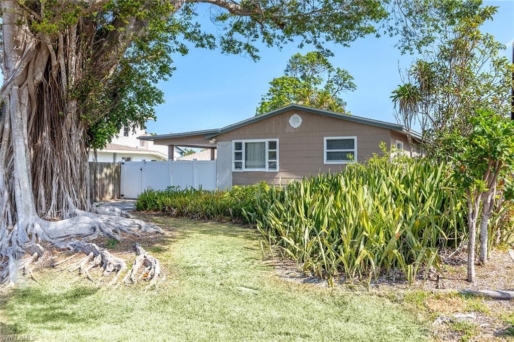 547 101st AVE N NAPLES, FL 34108