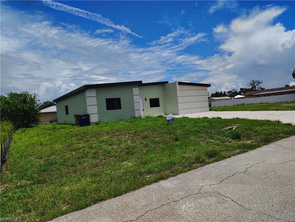 423 Canyon DR S LEHIGH ACRES, FL 33936