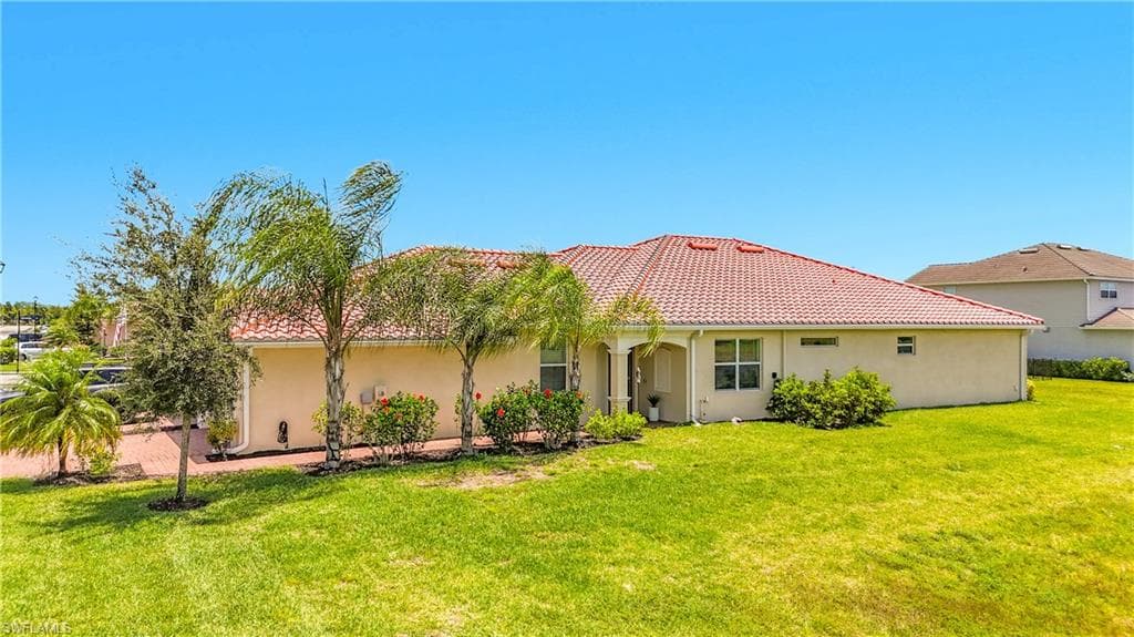 2558 Vine AVE NAPLES, FL 34120