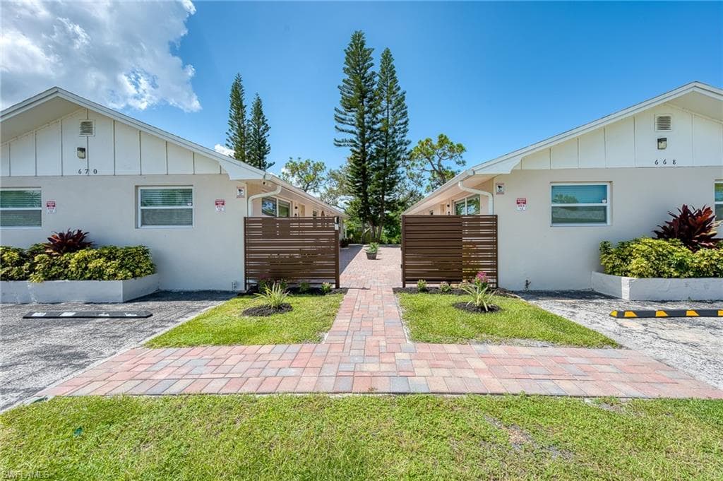 668 97th AVE N NAPLES, FL 34108